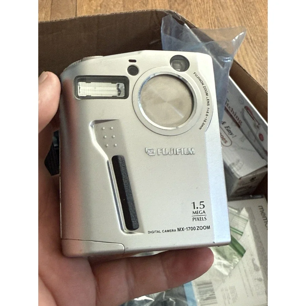 FUJIFILM FinePix 1700Z Silver Digital Camera 1.5MP 3x Optical Zoom Untested